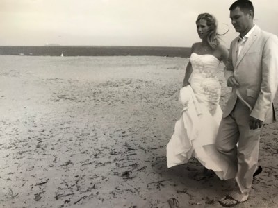 trying to take beach wedding photos