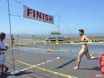 where to find nude running races