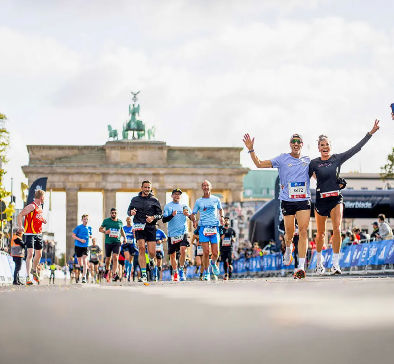 marathon runners brandenburg gate