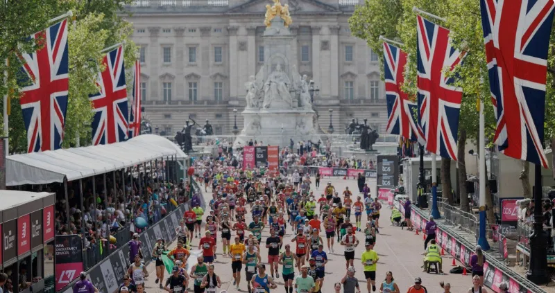 runners at london marathon