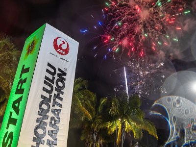 honolulu hawaii marathon start line fireworks
