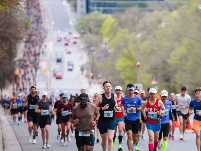 runners in the toronto waterfront half marathon